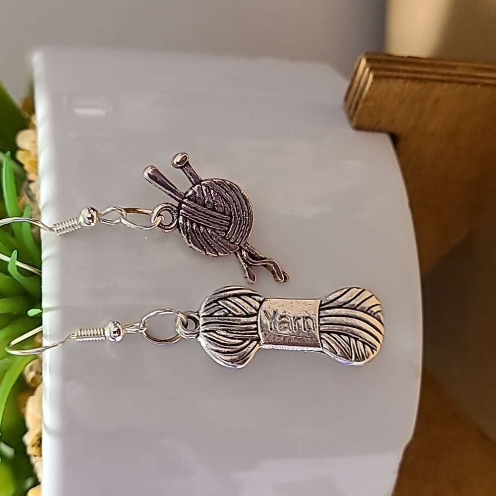 Handmade Knitting Theme Dangle Drop Earrings Ladies Silver Tone NWOT Casual Fun - Picture 3 of 5